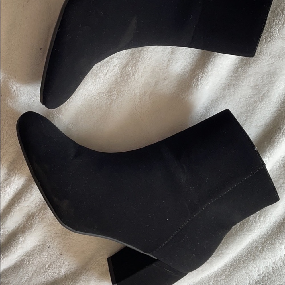 Windsor heeled velvet boots